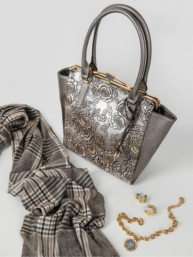 Трапециевидная сумка-тоут из серебристой кожи с саквожяным замком