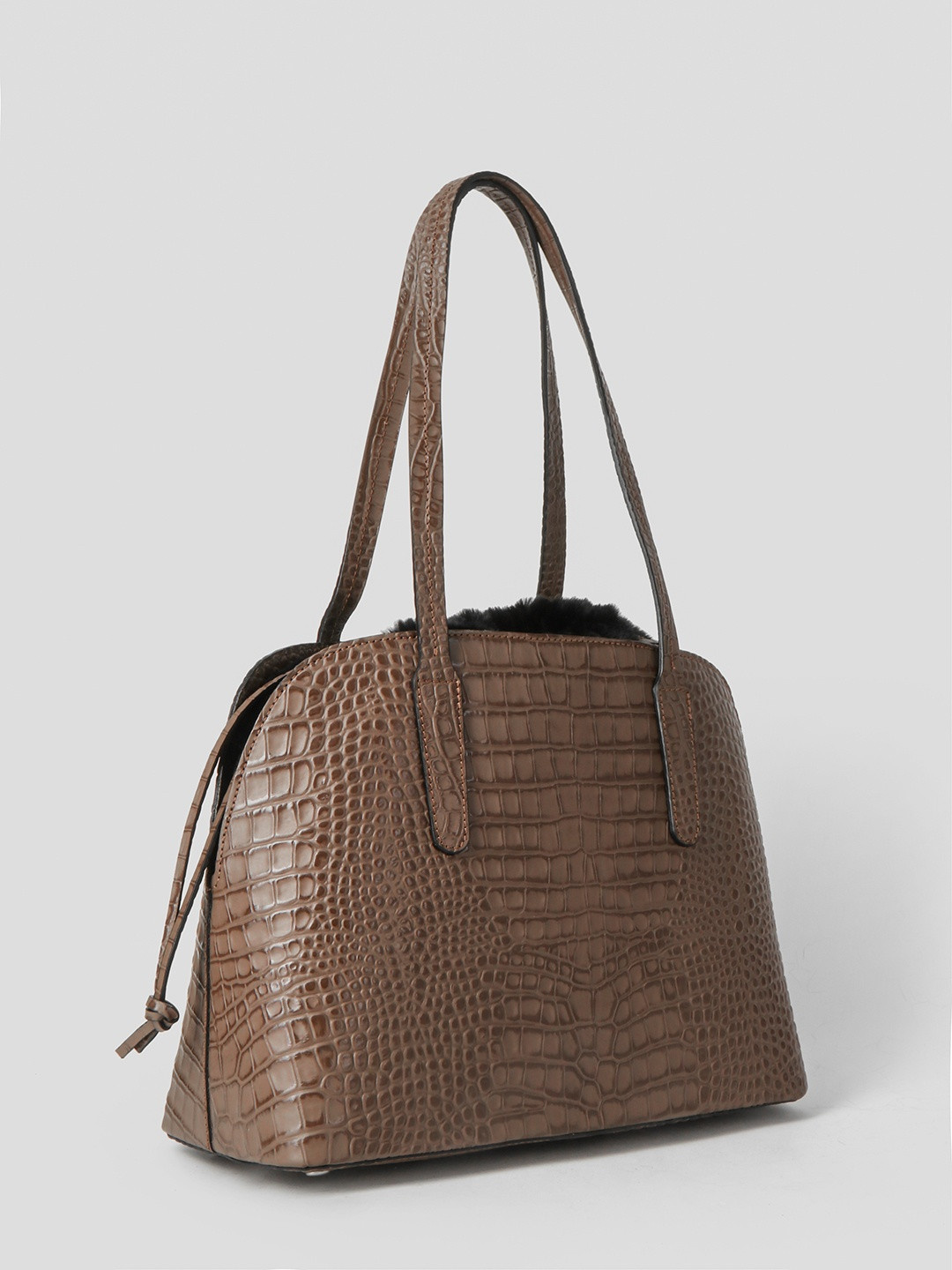 Фото Женская сумка из плотной кожи под крокодила с декором из искусственного меха Классические сумки