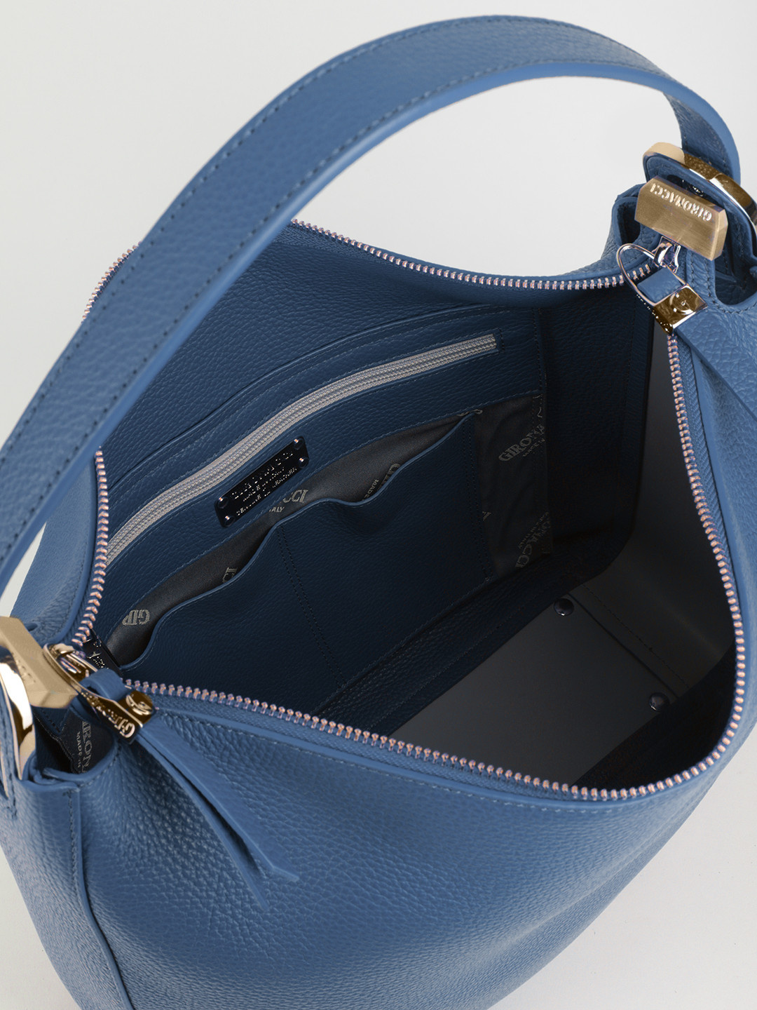 Фото Классическая женская сумка-хобо из плотной зернистой кожи Классические сумки
