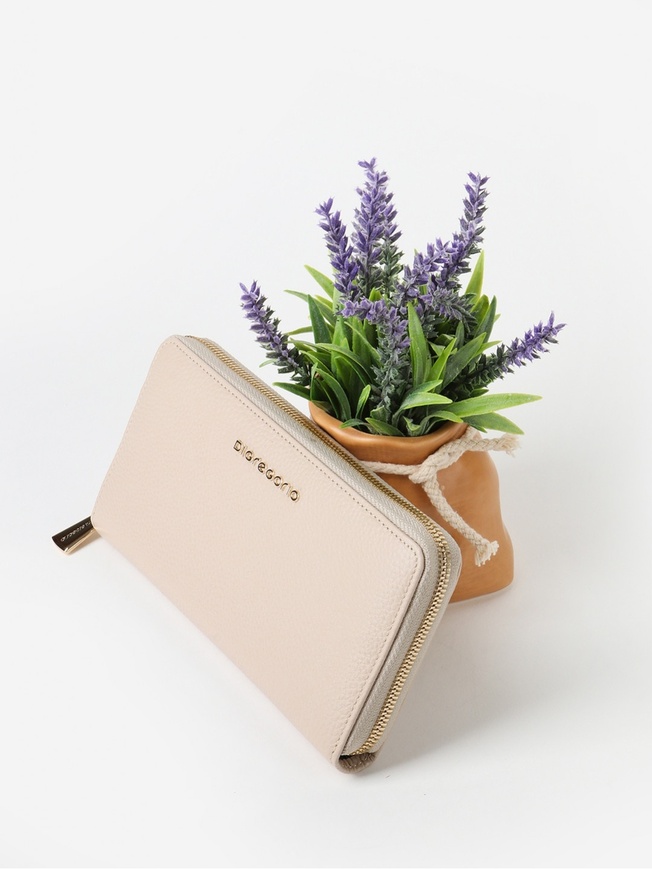 Женский кошелек на молнии из мягкой фактурной кожи в светло-бежевом оттенке