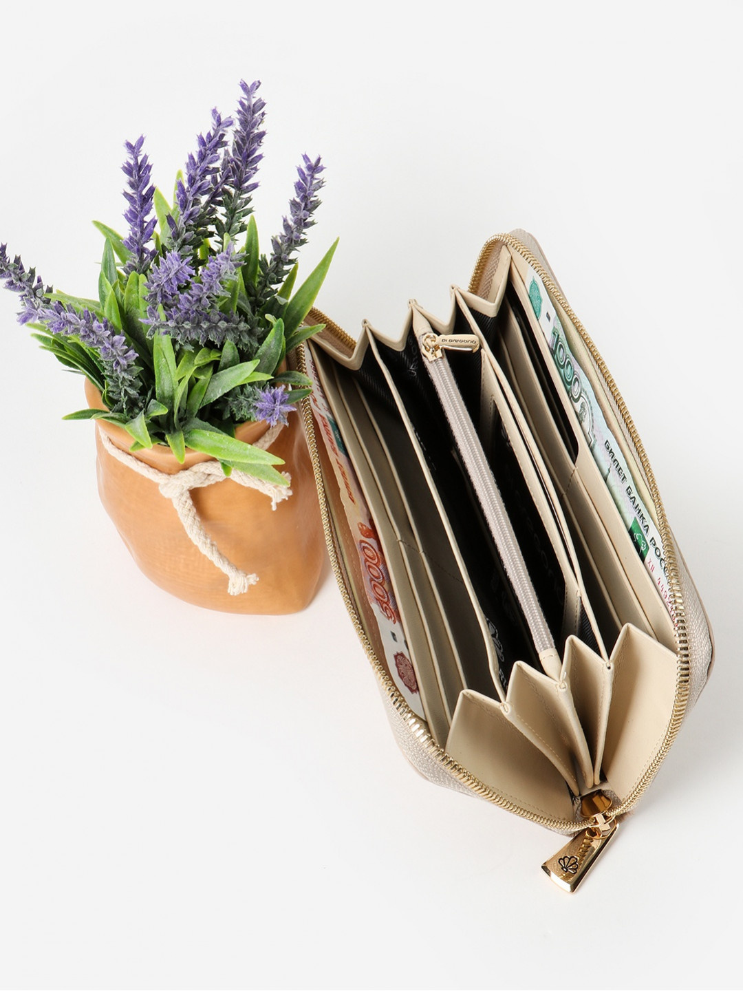 Фото Женский кошелек на молнии из мягкой фактурной кожи в светло-бежевом оттенке Кошельки