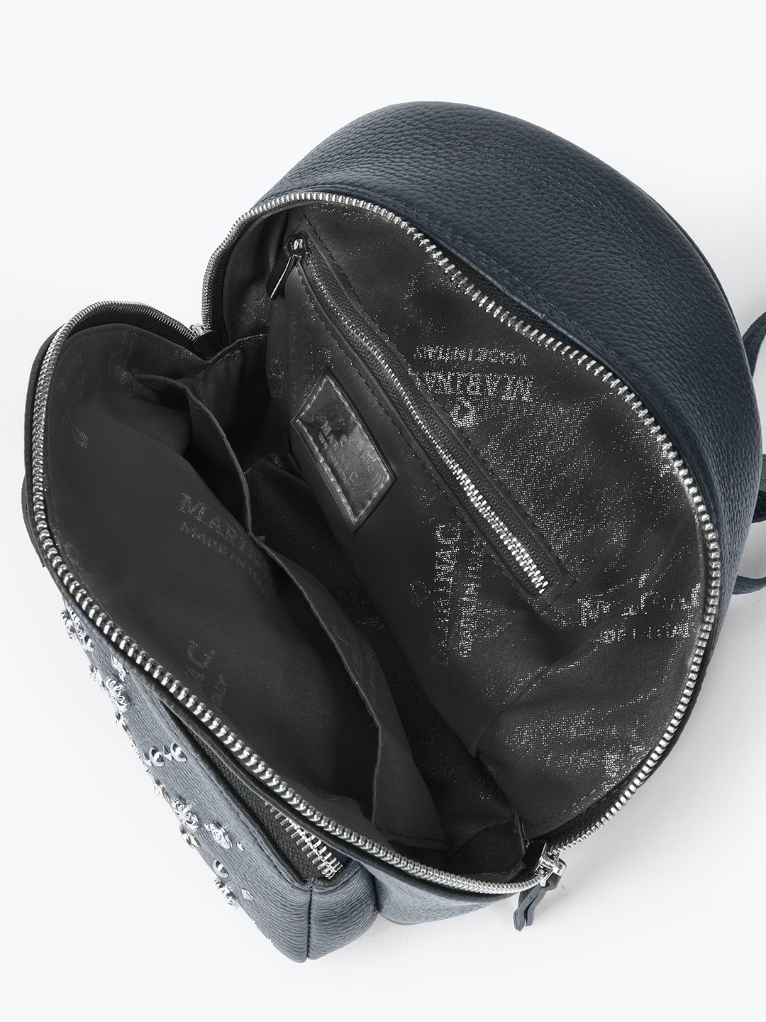Фото Компактный рюкзак из мягкой кожи с декором из фигурных серебристых клепок Рюкзаки
